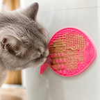 Gato mayor lamiéndose en tapete silicona reduce ansiedad y estrés