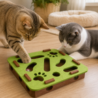 Gatos mayores jugando con rompecabezas fieltro enriquecimiento ambiental