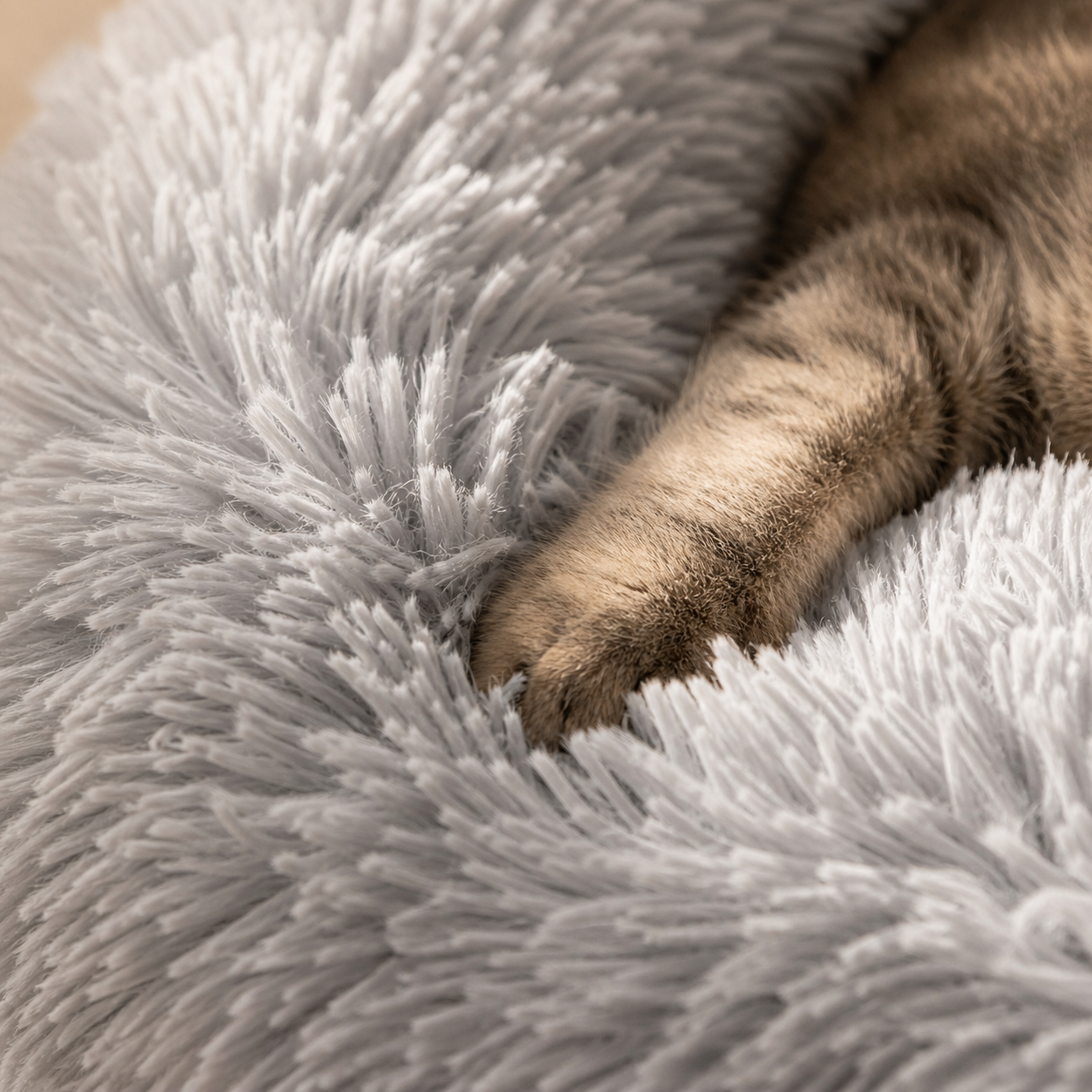 Detalle bordes elevados cama donut felpa gato senior soporte cabeza